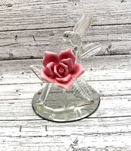 Estatuilla de colibrí de vidrio con base de espejo de rosas rosas rosadas - Imagen 1 de 7