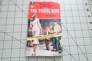 THE THRILL KIDS BY VIN PACKER 1955 SELTENE GOLDMEDAILLE PBO PULP JUVIE CRIME GANGS PB - Bild 1 von 3