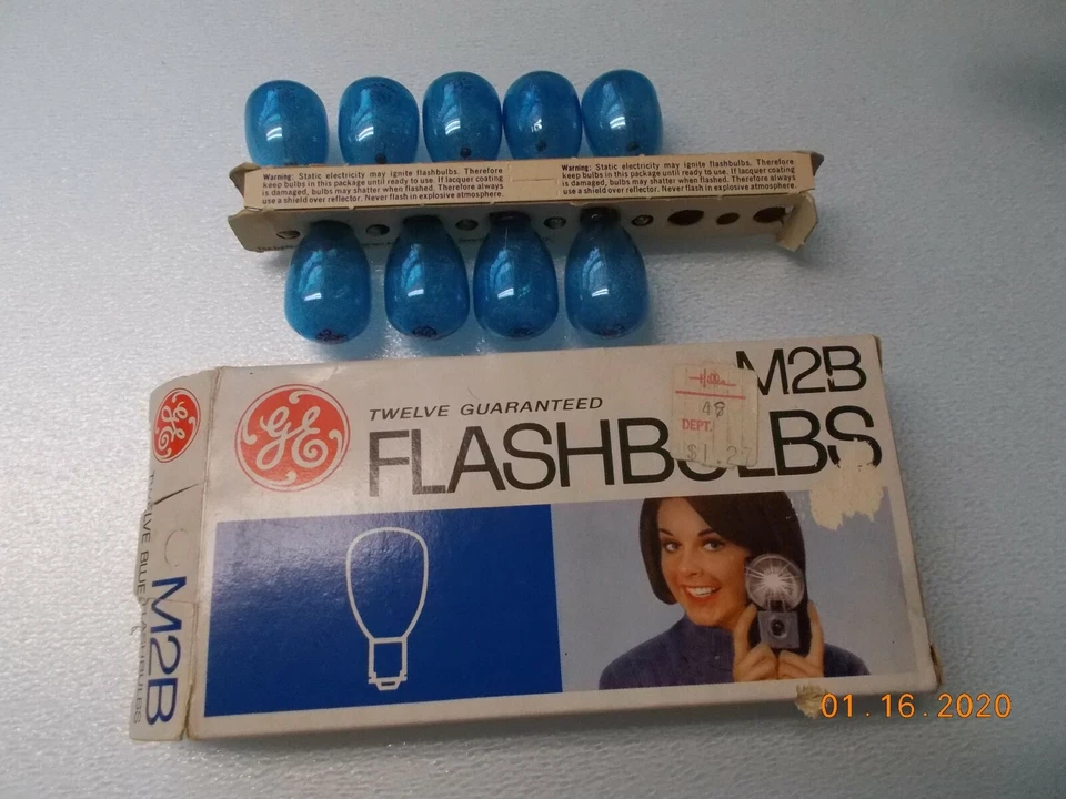 Vintage Box of 9 GE M2B Flashbulbs - Image 1 of 3