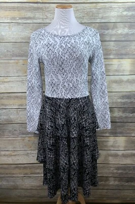 Vestido LuLaRoe Georgia Blanco y Negro Geométrico Talla L Elástico Volantes Ajuste de Nivel Acampanado Foto 1 de 4