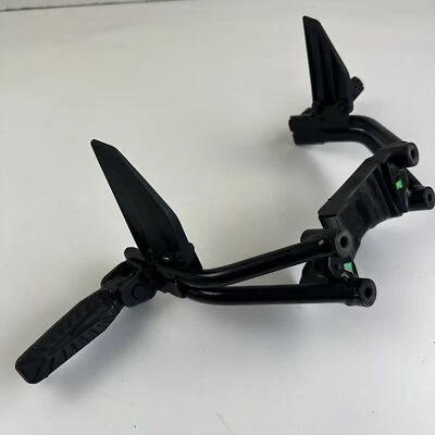 Juego de soportes de montaje de clavija de pie de pasajero trasero KTM Duke 200 2022 94103048000 Foto 1 de 4