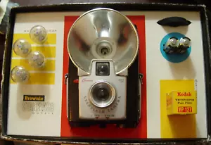 Vintage Kodak Brownie Starflash Camera Outfit - Picture 1 of 3