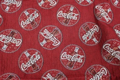 Remanente de tela de tapicería Coca-Cola 56x38 en rojo tejido con estampado de tapa de botella de Coca-Cola Foto 1 de 3
