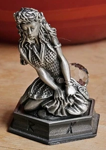 The Fantasy of the Crystal Chess Piece -- Woodwail the Banshee Pawn Danbury come nuovo - Foto 1 di 4