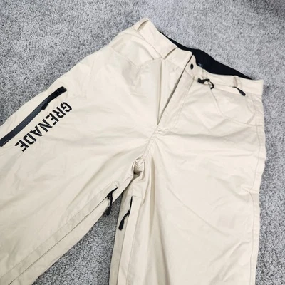 Pantalones de esquí de snowboard Grenade para hombre pequeños beige negros invierno snowboard aislados Foto 1 de 4