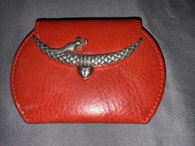 Cartera monedero a presión de cuero sintético rojo Brighton herrajes plateados cerradura de pájaro y llave Foto 1 de 4