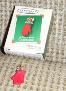2002 A GIFT FOR GARDENING MINI ORNAMENT Hallmark Miniature Mouse in Glove MIB - Bild 1 von 1