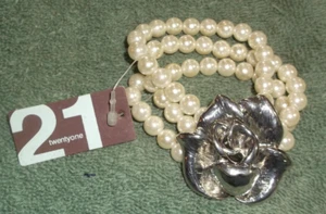 21/Twentyone Cream Faux Pearl & Silvertone Flower Stretch Bracelet ~ NEW - Imagen 1 de 2