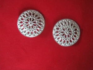 Vintage 2er Set silberfarbene Metallknöpfe Handarbeit durchbrochen Spitze  - Bild 1 von 3