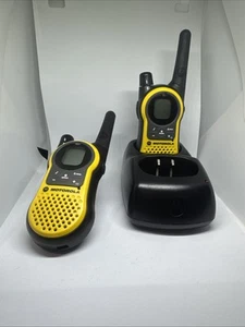 Motorola Talkabout MH230R FRS 2 Way Radio & Rechargeable Batteries - Afbeelding 1 van 9
