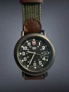 Orologio Victorinox Swiss Army 24532 Calvary Field Gunmetal acciaio inox usato in ottime condizioni - Foto 1 di 11