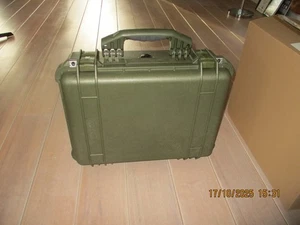 Pelicase 1520 plastica impermeabile custodia protettiva custodia fotografica verde con schiuma NUOVO - Foto 1 di 7