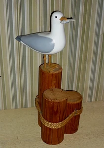 Grande scultura in legno intagliato GABBIANO MARINO. GABBIANO MARINO appollaiato su pilastri molo con pesce - Foto 1 di 12