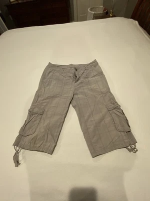 Pantalones cortos cargo hasta la rodilla LL Bean para mujer. Talla 12. Cierre de botón. Foto 1 de 4