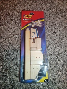 Avión de madera Lowe's Build and Grow - Imagen 1 de 2