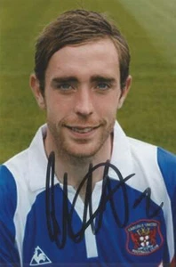 CARLISLE: RICHARD KEOGH SIGNED 6x4 PORTRAIT PHOTO + COA - Bild 1 von 1