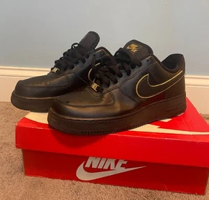Nike Air Force 1 Low ‘07 Essential Black Leather Gold Swoosh Womens11 AO2132-005 - Picture 1 of 3