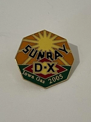 SUNRAY Oil Co., Iowa Gas 2005 Pin Back - Des Moines, Iowa - Image 1 of 3