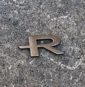 Tapa del maletero trasero Chrysler Crossfire letra emblema cromado insignia logotipo fabricante de equipos originales “R” - Imagen 1 de 2