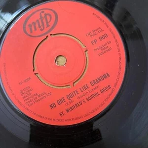 St. Winifred's School Choir - Pinocchio FP 900 45rpm VG R21 - Foto 1 di 2