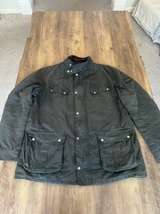Herren Barbour International Duke Wachs Steppjacke. Grün, Größe XXL - Bild 1 von 12