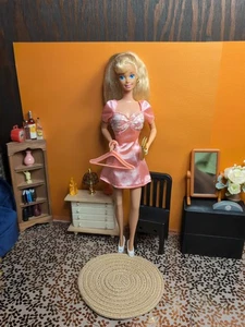 Conjunto Barbie Vintage - Vestido Etiquetado Años 90, Zapatos, Percha, Cartera sin asas Dorada - Imagen 1 de 22