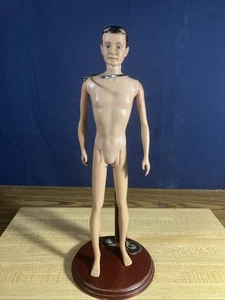 Bambola Ken Barbie vintage anni '60 bruna gamba dritta nuda - MCMLX - pendente brevetto - Foto 1 di 13
