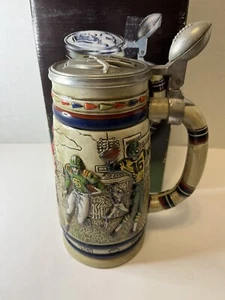Vintage 1983 Bier Stein Krug Geschichte des Fußballs Handarbeit in Brasilien Avon 28oz - Bild 1 von 7
