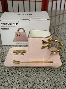 NEU ROSA & GOLD HANDTASCHE TASSE, UNTERTASSE & LÖFFEL SET - 3-TEILIG VERPACKT - Bild 1 von 12