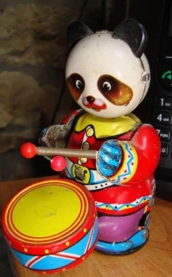 JOUET MÉCANIQUE ANCIEN EN TÔLE SERIGRAPHIE " KOALA JOUANT DU TAMBOUR " - Photo 1/4