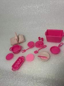 Barbie Puppe Traumhaus rosa Geschirr Töpfe Pfannen Picknickkorb Utensilien - Bild 1 von 10