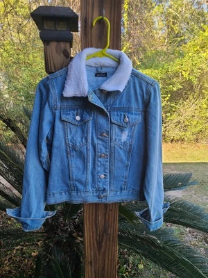 Boohoo Women’s Distressed Denim Jacket with Faux Fur Collar Size UK 10 - Image 1 of 4