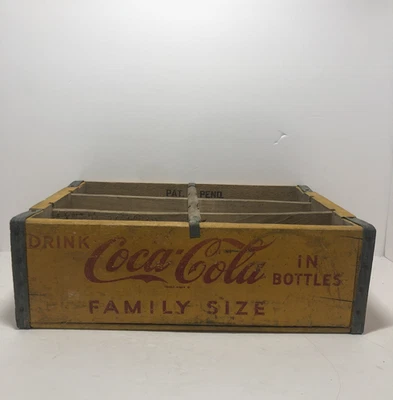 Botella de Coca Cola de madera vintage 1955 tamaño familiar caja de refrescos amarilla  Foto 1 de 4