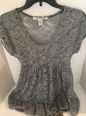 Pullover American Rag para mujer gris de encaje con volantes cuello redondo S $79,50 Foto 1 de 4