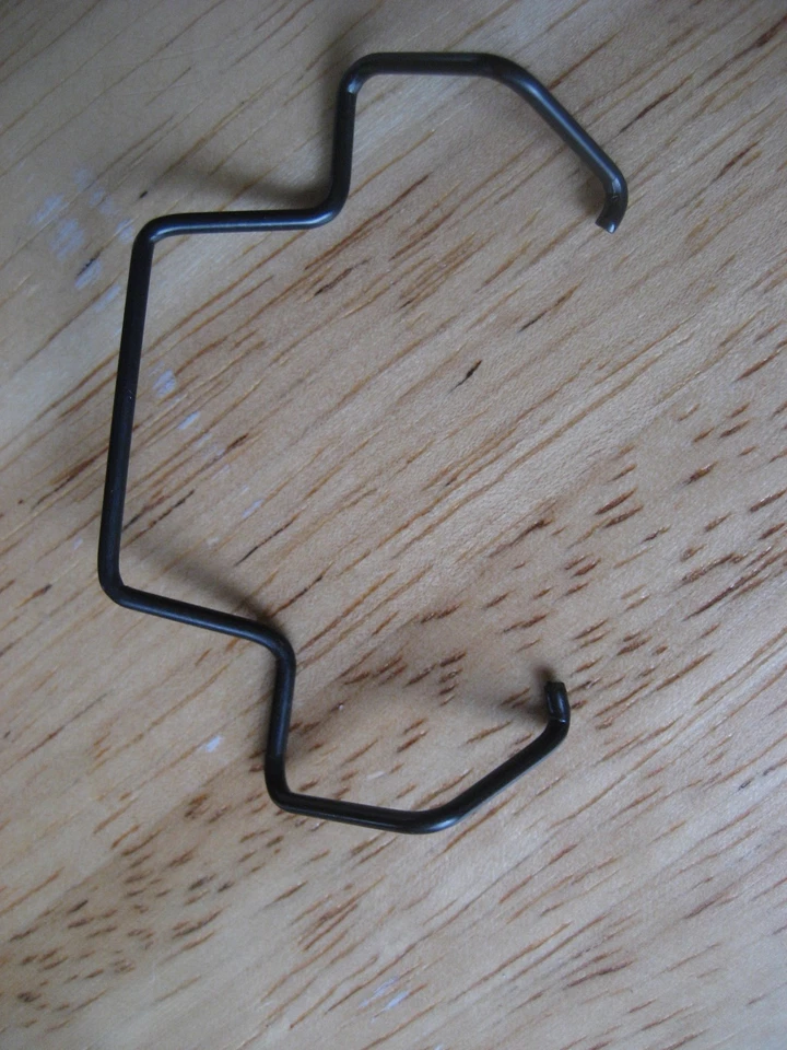 CLIP DE RETENCIÓN DE ENCHUFE DE LUZ DE CABEZA BMW VINTAGE R24-R69S  Foto 1 de 1