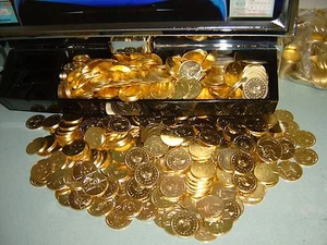 300 FICHAS DORADAS TAMAÑO $1 DÓLAR MÁQUINA TRAGAMONEDAS - RECIÉN ACUÑADAS - Imagen 1 de 5