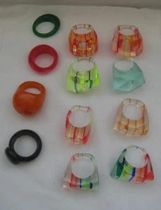 12 ANILLOS DE LUCITA Y TERMOPLÁSTICO 1ST 1/2 SIGLO XX MULTICOLOR MUCHAS FORMAS DISEÑOS: - Imagen 1 de 4