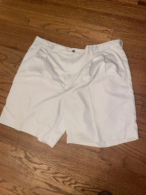 Pantalones Cortos IZOD GOLF Para Hombre Talla 40 Calce Clásico 100% Poliéster Caqui Plisado Foto 1 de 4