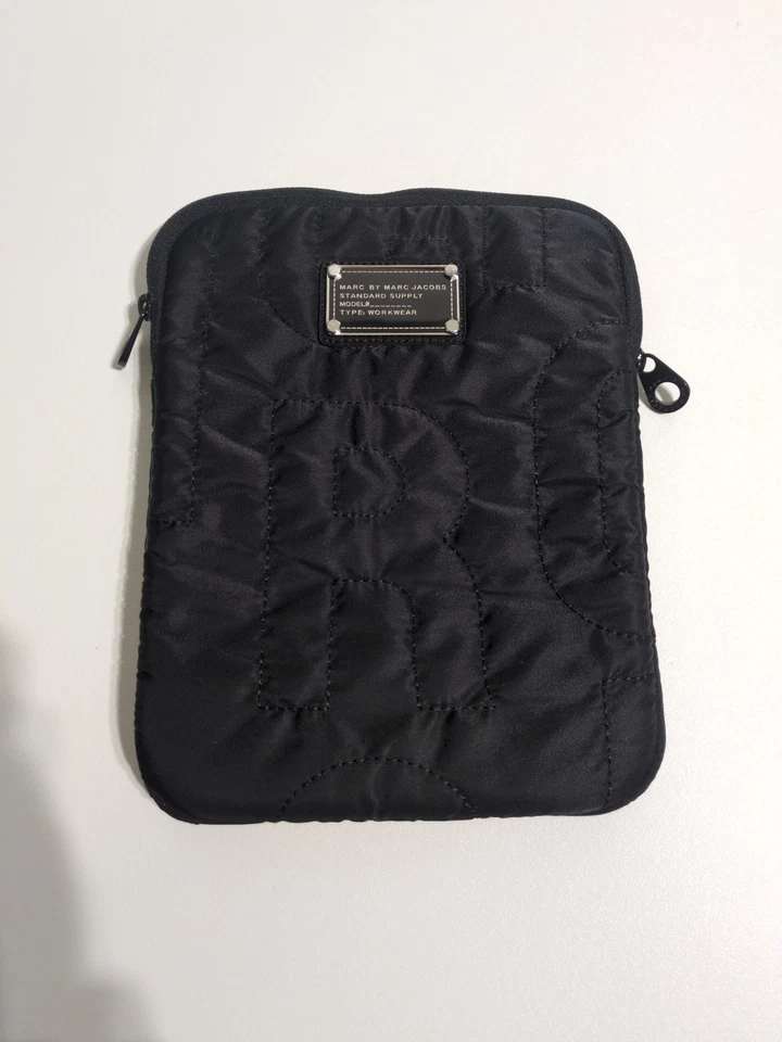 Funda técnica para tablet Marc By Marc Jacobs negra con cremallera bolsa acolchada de nailon  Foto 1 de 4