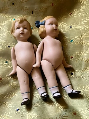 Petites poupées anciennes mignonnes mignonnettes en biscuit =1920 Cheveux moulés - Photo 1/4