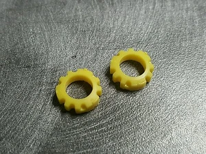 1/64 Farm Custom Kratzbau Traktor gelb Radgewichte außen - Bild 1 von 3