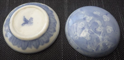 Ancien pilulier en porcelaine - Décor Asiatique bleu - Estampillé Cheval Ailé - Photo 1/4