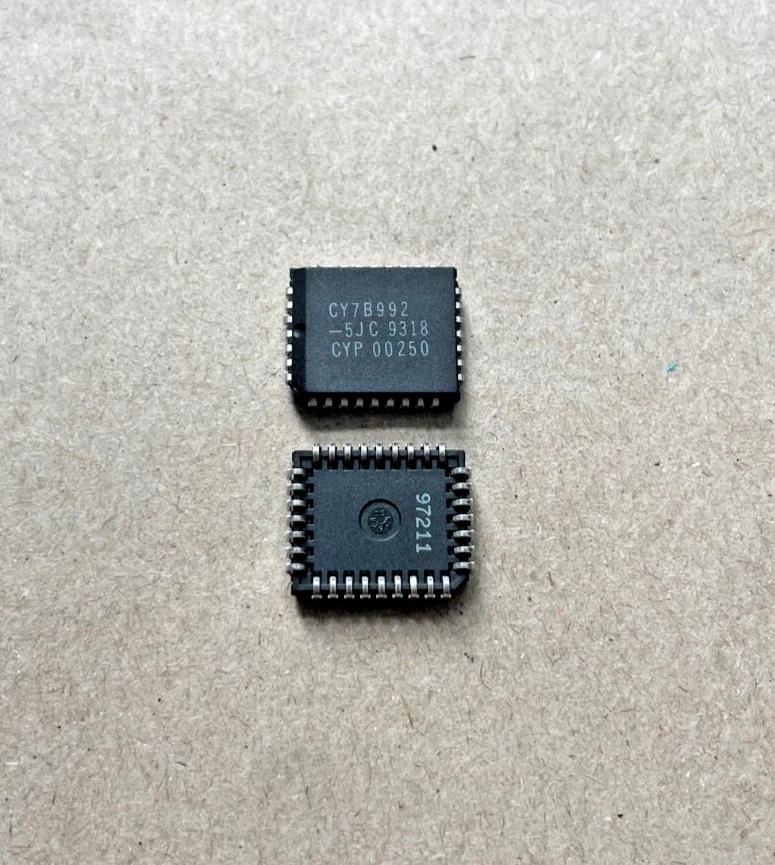 1 Stück Integrierte Schaltung - CY7B992-5JC - Cypress Semiconductor - PLCC32 - Image 1 of 1