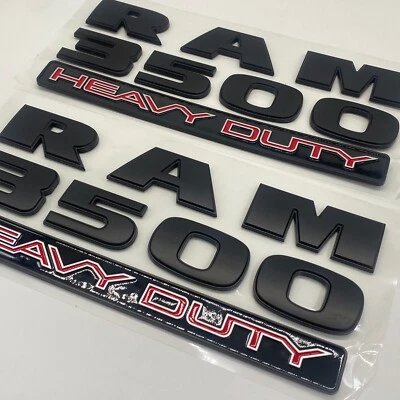 JUEGO DE 2 PIEZAS emblemas de puerta delantera insignias aptos para RAM 3500 HEAVY DUTY negro mate rojo Foto 1 de 4