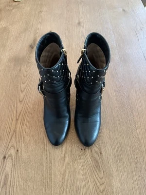 Valentino Garavani 'Rockstud' Botas de Tacón de Cuero Negro con Picos 40 Venta al por menor $1595 Foto 1 de 4
