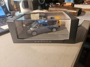 UNIVERSAL HOBBIES RENAULT 1:43 PLATA RENAULT ESPACE NUEVO EN CAJA GRIETAS EN ESTUCHE - Imagen 1 de 10