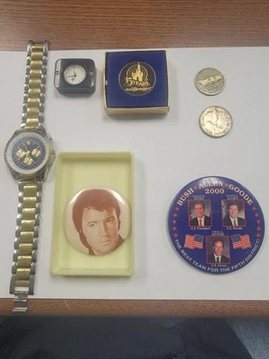 Lote Cajón Chatarra Reloj Pin Monedas Espejo Elvis Prendedor Presidencial Harley Reloj Disne Foto 1 de 4