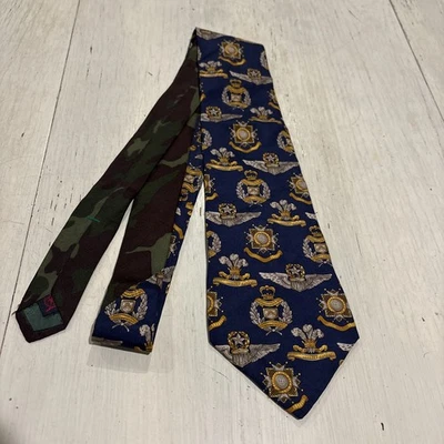 Corbata vintage Tommy Hilfiger 100 % seda italiana ~ escudos surtidos ~ azul marino Foto 1 de 4