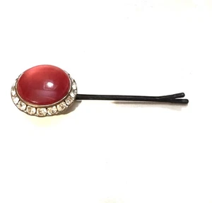 Dies ist eine Vintage Haarspange mit einem roten Lucite Cabochon und Strasssteinen. - Bild 1 von 3