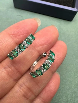 Pendiente de diamantes esmeralda natural de corte ovalado de 3,50 quilates de oro blanco macizo de 14 quilates Foto 1 de 4